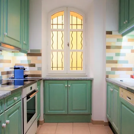 Superb 3 Bedroom At The First Floor Of A In *