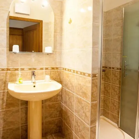 Superb 3 Bedroom At The First Floor Of A In Villa Cannes